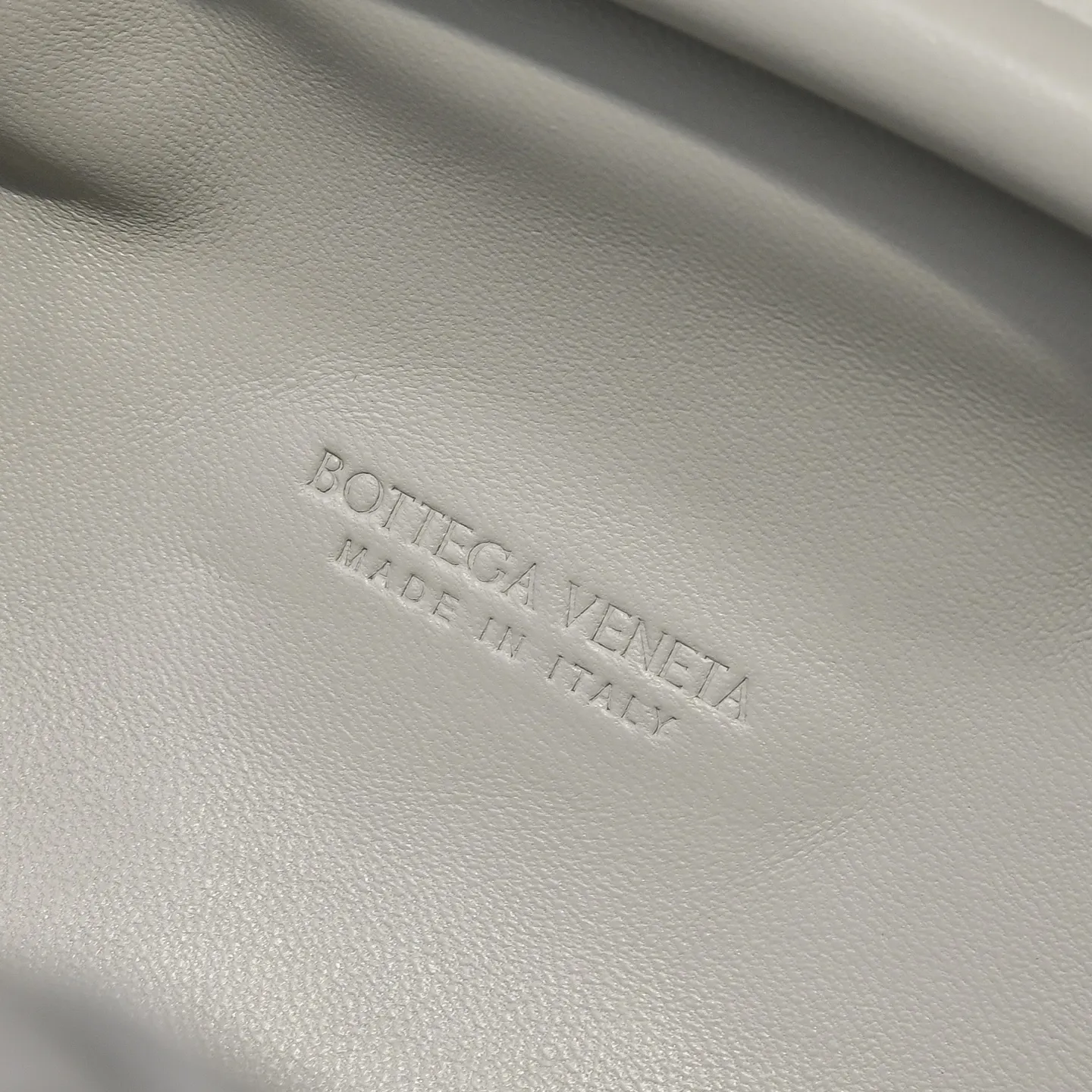 Batch 2260 Bitters Venetia 2024 summer series brings Lauren 1980 handbags back to the public eye. The design of the bag is inspired by ancient Roman architecture. It uses the brand's iconic Intrecciato lambskin woven bag body with a hard frame. No logo can be seen on the whole bag. It is equipped with a leather woven metal chain. When using it as a clutch, just put the chain directly in the bag ~ showing an elegant and timeless style. Decades later, when Lauren Hutton once again walked on the Bottega Venetia spring and summer show with this bag, the charm of the year still remains intact despite the passage of time. Size: 31.5*16.5*11 Style No.: 5807